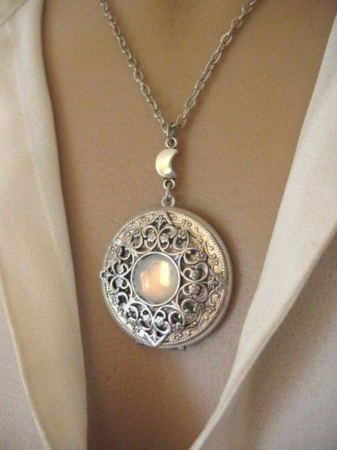 Moon Locket, Locket Necklace Silver, Silver Locket Necklace, Locket Bracelet, Fashion Beads, Silver Locket, Classic Necklace, Necklace Craft, Silver Lockets