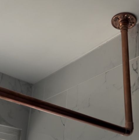 DIY Copper Shower Curtain Rod - DIY WITH DANIELLE Corner Shower Curtain Rod, Curved Curtain Rods, Neo Angle Shower, Diy Curtain Rods, Staircase Outdoor, Diy Copper, Galvanized Pipe, Shower Curtain Rod, Copper Diy