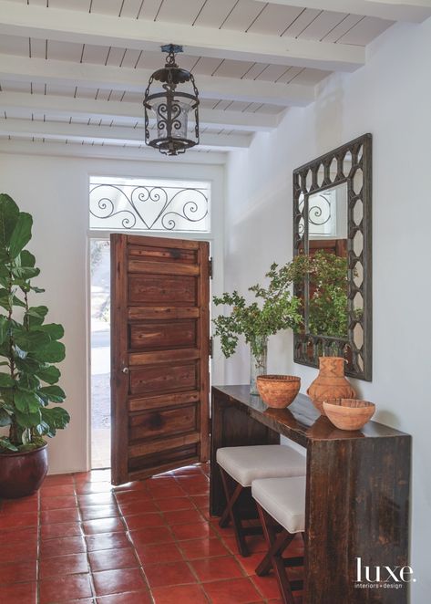 Spanish Style Kitchen Decor, Colonial Revival Interior Design, Colonial Style Living Room, Colonial Revival Interior, Spanish Colonial Decor, Spanish Home Interior, Spanish Style Kitchen, Spanish Colonial Revival, Saarinen Table