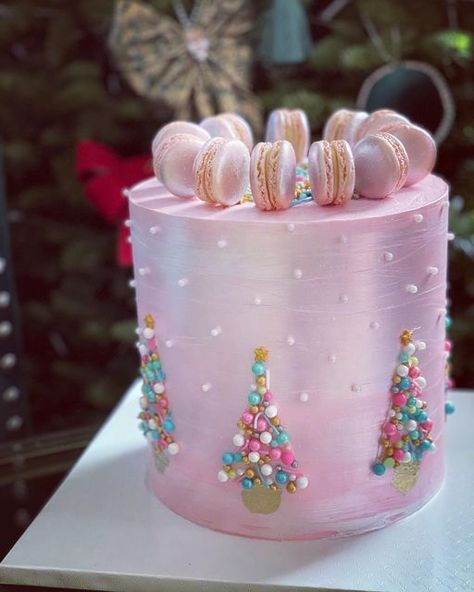 Christmas Birthday Cake Girl, Pink Christmas Cake Pops, Pastel Christmas Cake Ideas, Pink Christmas Birthday Cake, Pink Nutcracker Cake, Winter Wonderland Pink Cake, Christmas Birthday Cake, 1st Birthday Party Themes, Fall Treats