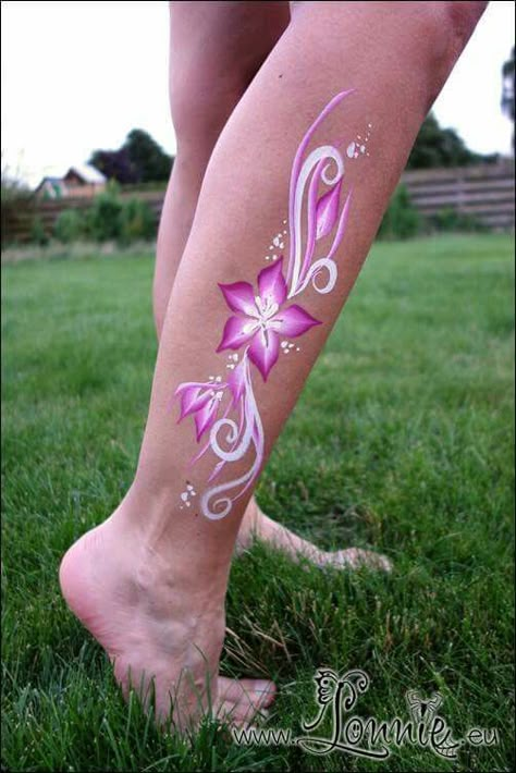 Truccabimbi Fiore Arm Paint Ideas, Face Painting Flowers, Adult Face Painting, Cheek Art, Girl Face Painting, Face Painting Tutorials, Arm Painting, Leg Painting, Festival Face