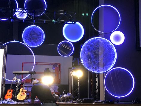 Circles … and more Circles – The Crossing Creative Circle Stage Design, Round Stage Design, Circle Exhibition Design, Circle Installation, Circle Led Light, Stage Decor, Visual Media, Stage Set, Stage Design