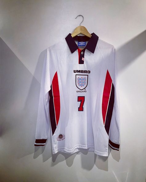 Jersey Umbro England 1998, David Beckham David Beckham Jersey, 90 Actress, England Kit, Paul Pogba, Jersey Football, Soccer Uniforms, Jersey Outfit, Vintage Jerseys, David Beckham