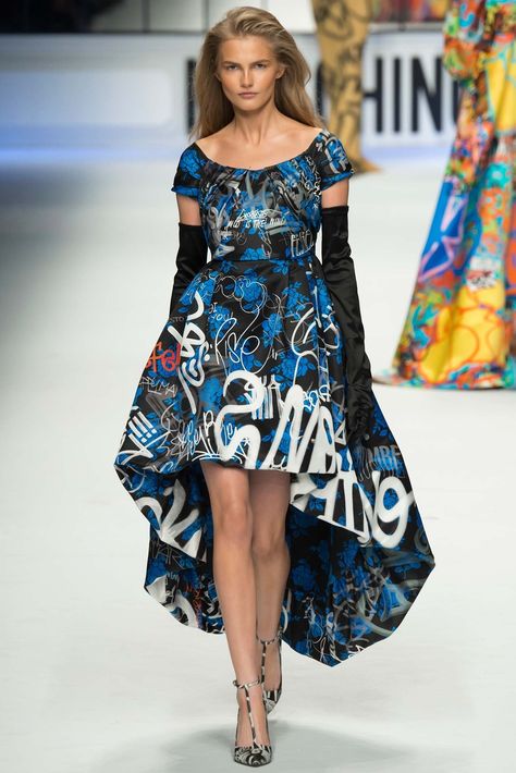 Moschino Fall 2015 Ready-to-Wear Fashion Show - Annika Krijt Graffiti Fashion, Moschino Dress, Mother Dresses, Moschino Couture, Stella Jean, Milano Fashion Week, Jeremy Scott, Mothers Dresses, 2015 Fashion