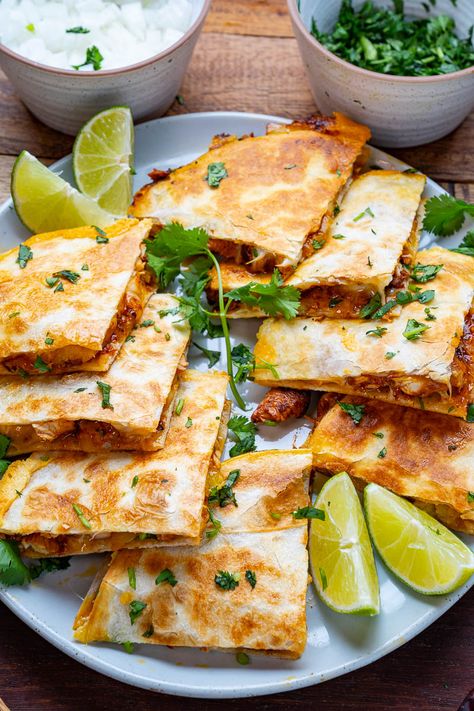 Lunch Quesadilla, Chicken Quesadilla Recipes, Recipe Quesadillas, Mexican Quesadilla Recipes, Chicken Quesadillas Easy, Chicken Al Pastor, Mexican Quesadilla, Closet Cooking, Chicken Quesadilla Recipe