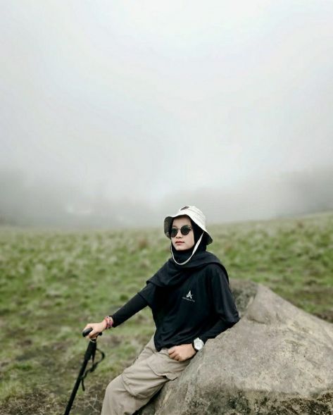 Outfit Outdoor Hijab, Hiking Outfit Modest, Hiking Hijab Outfit, Ootd Hiking Hijab, Outfit Hiking Hijab, Outfit Camping Hijab, Ootd Hijab Travelling, Outfit Mendaki, Ootd Camping