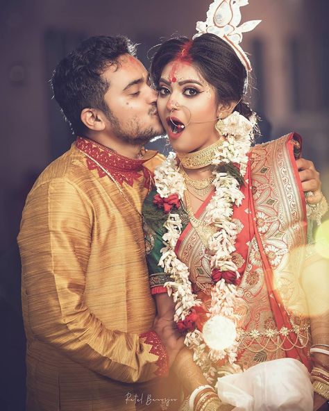 1,226 Likes, 8 Comments - বংGo Chorচা / West Bengal 🇮🇳 (@__bongochorcha__) on Instagram: “Slight mixture of love and mischief Make a great bond indeed ➖➖➖➖➖➖➖➖➖➖➖➖➖➖➖➖➖➖➖➖➖➖➖➖➖ From the…” Bengali Bride Saree, Bengali Bride Reception Look, Romantic Couple Photoshoot, Marriage Photoshoot, Bengali Bridal Makeup, Bride Photos, Indian Wedding Photography Couples, Bengali Bride, Wedding Photoshoot Poses