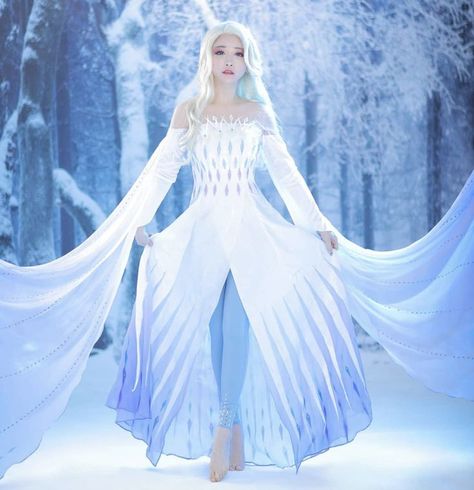 Disney Princess Cosplay, Halloween Infantil, Elsa Cosplay, Disney Frozen Elsa Art, Asian Cosplay, Princess Cosplay, Disney Frozen Elsa, Disney Dresses, The Princess And The Frog