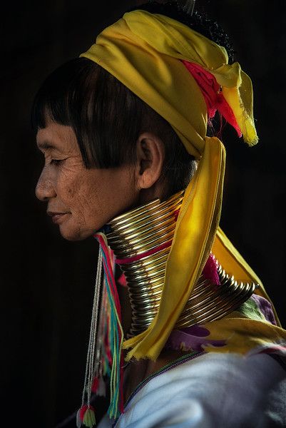 Kayan woman from southern Myanmar. Drawing Body Proportions, Dragon Tattoo Arm, Myanmar Art, Myanmar Traditional Dress, Traditional Dance, Alien Concept Art, Documentary Photography, Art Drawings Sketches Simple, Travel Photographer