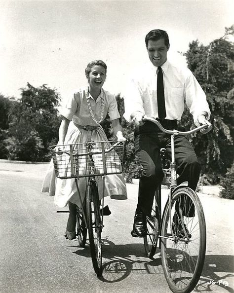 John Gavin and Cicely Evans ride bikes. Virginia Mayo, Jane Wyman, 1950s Hollywood, Velo Vintage, Tandem Bike, I Want To Ride My Bicycle, Bike Riding, Bike Rider, Ronald Reagan