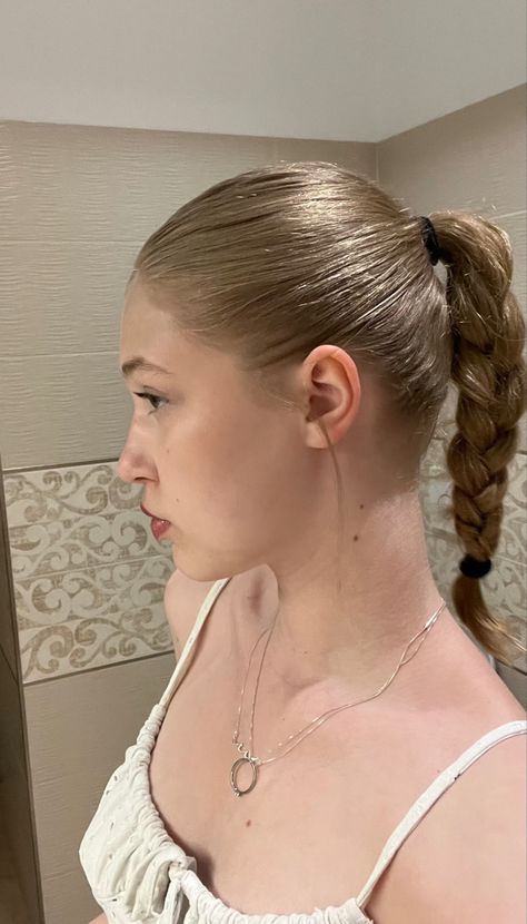 Hair Styles Bubble, High Pony With Braid, High Pony Braid, School Hairstyles Aesthetic, Genz Hair, Hairstyles Oily Hair, Third Day Hairstyles, Hairstyles Ponytail High Pony, Hairstyles Frizzy