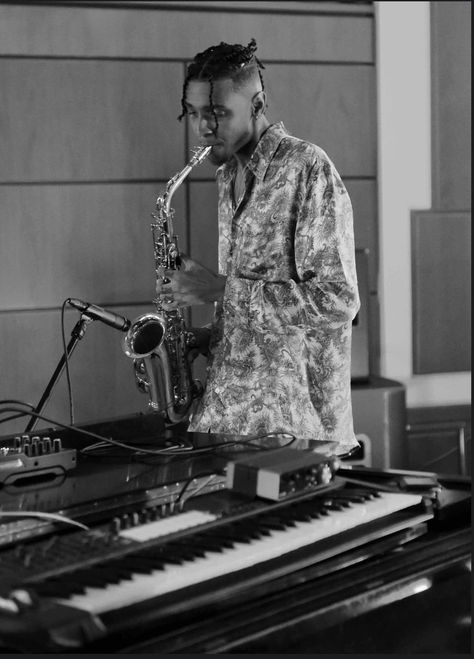 Masego Aesthetic, Jazz Black And White, List Wallpaper, Musician Aesthetic, Art Vibe, Jazz Lounge, Jazz Concert, Street Musician, Play List