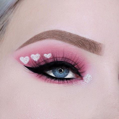 Cute Valentine’s Day Make Up Looks, Cupid Eye Makeup, Pink Valentine Eyeshadow Looks, Pink Heart Eyeshadow, Pink Makeup Tutorial, Egirl Valentines Makeup, Holiday Eyeshadow, Types Of Makeup Looks, Valentines Makeup