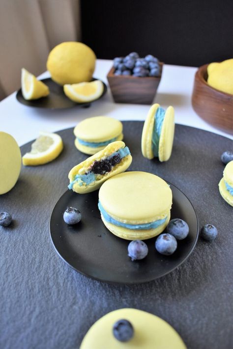 Lemon Blueberry Vegan, Homemade Lemon Frosting, Aquafaba Meringue, French Macaroon Recipes, Vegan Macarons, Macaron Recipes, Lemon And Blueberry, Lemon Macarons, Blueberry Filling