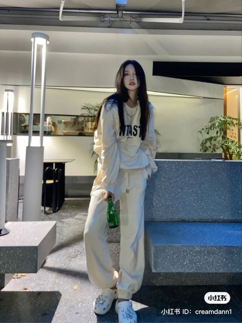 Outfits With Crocs, Croc Outfits, Crocs Aesthetic, Cute Sweatpants Outfit, Aesthetic Korean, Casual Day Outfits, Korean Girl Fashion, Causual Outfits, Ulzzang Fashion