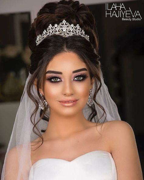 Bride Headpiece With Veil, Bride Hairstyles With Veil, Wedding Hairstyles With Crown, Wedding Makeup Bride, Wedding Tiara Hairstyles, Romantic Wedding Hair, Bridal Hair Buns, Wedding Hairstyles Bride, Bridal Hair Updo