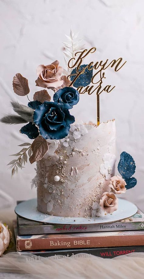 Champagne Cake Design, Watercolour Buttercream Cake, Watercolor Wedding Cake Buttercream, Marble Fondant Wedding Cake, Romantic Wedding Cakes, Cakes Unique, Dark Roses, Textured Wedding Cakes, Cookies Decoration