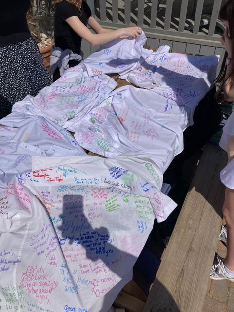 Signed Shirts School, School Leavers Shirt Signing Ideas, Year 11 Aesthetic, School Farewell Ideas, Year 11 Leavers Shirt Ideas, Girly Leavers Shirt, Yr 11 Leavers Shirt, Year 11 Leavers, Leavers Day