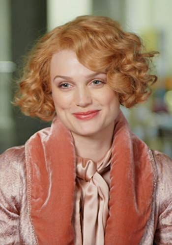 Alison Sudol in Fantastic Beasts and Where to Find Them: The Goldstein Sisters (2017) Fantastic Beasts Queenie, Pin Up Costume, Alison Sudol, Queenie Goldstein, 1920s Hair, Corte Bob, Costume Inspo, Fantastic Beasts And Where, Pixie Hairstyles