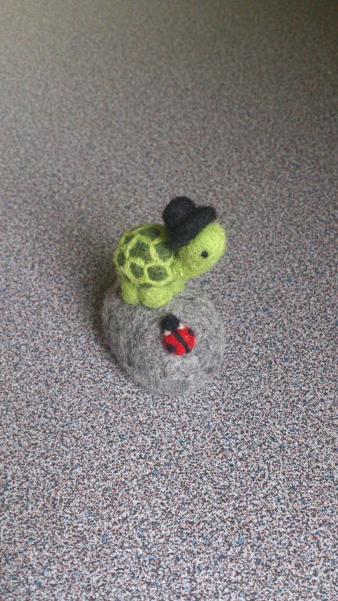 Needle Felting Turtle, Felt Patterns Free, Felt Turtle, Needle Felted Ornaments, High Hat, Diy Wool, Needle Felting Diy, Felting Ideas, Wool Needle Felting