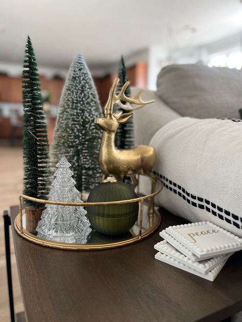 Classy Christmas Living Room, Christmas Decor Ideas End Table, Green Couch Christmas Decor, High End Christmas Decorations, Christmas Decor Coffee Table Ideas, Christmas Decor Ideas For End Tables, Christmas Decor With Ornaments, Living Room Coffee Table Christmas Decor, Christmas Decor Items