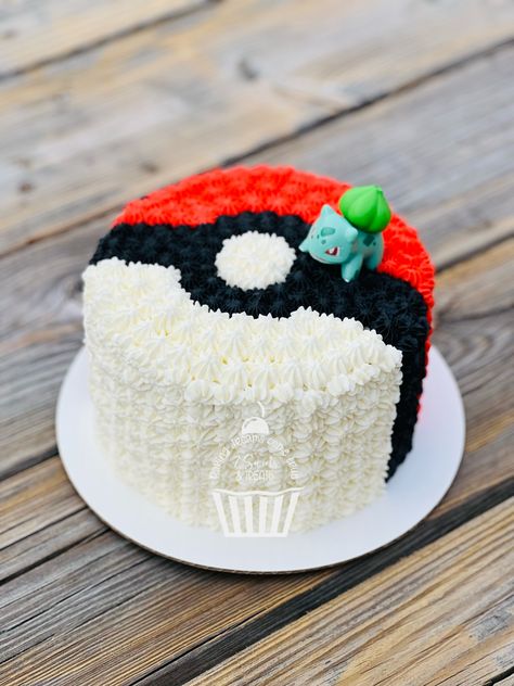 Pokémon ball cake idea: decorated cake is a chocolate cake with fresh whipped cream #7sweetsandtreats #7sweetsandtreats_by_lee Pokemon Diy Cake, Pokemon Battle Cake, Pokemon Cake Simple, Easy Pokémon Cake, Pokemon Smash Cake, Pokemon Cake Buttercream, Pokemon Cake Diy, Easy Pokemon Cake Ideas, Easy Pokemon Cake