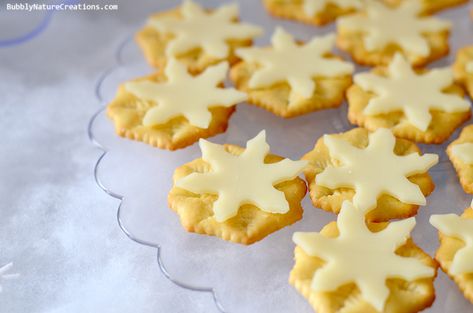 used snowflake Ritz crackers with Provolone cheese cut with a snowflake cookie cutter! Frozen Activities, Frozen Party Food, Elsa Party, Snowflake Cookie, Frozen Bday Party, Bolo Frozen, Snow Party, Onederland Party, Disney Frozen Birthday Party