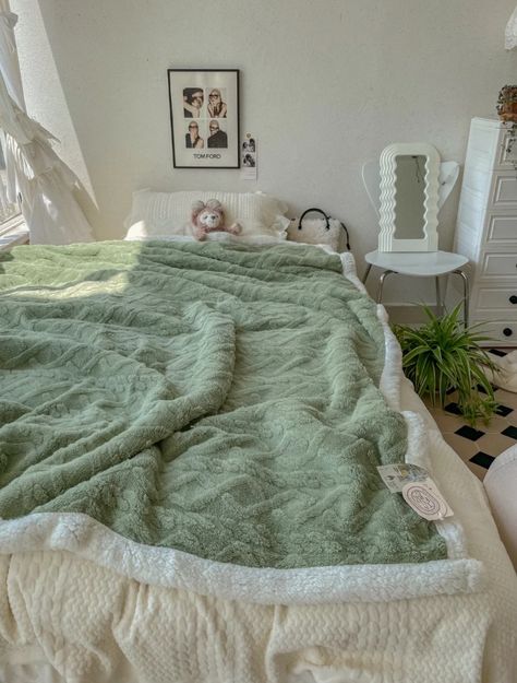 Green Bedsheets Aesthetic, Cozy Studio Apartment, Sage Green Bedroom, Aesthetic Bedroom Ideas, Aesthetic Rooms, Dreamy Bedrooms, Bedroom Green, Room Makeover Inspiration, Small Room Bedroom