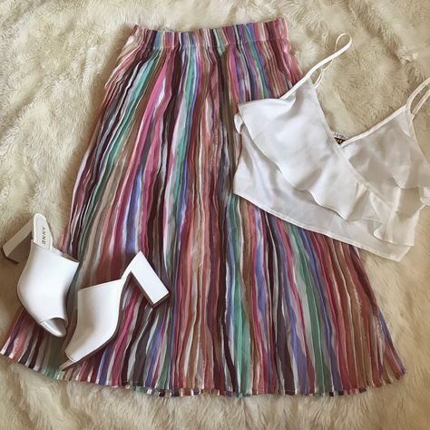 Multi Color Pleated Midi Skirt. The perfect casual Summer outfit! Skirt Kawaii, Stripes Skirt, Kawaii Rainbow, Zara Skirt, Zara Woman Dress, Zara Skirts, Casual Summer Outfit, Stripe Skirt, Pleated Midi Skirt