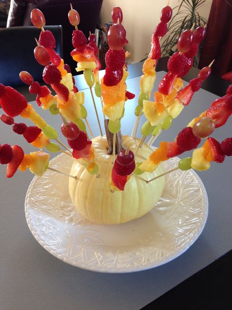 Fall spin on the fruit tray. Skewer fruit in order of light to dark & stick in pumpkin for display. Pumpkin Shaped Fruit Tray, Skewer Fruit, Baby Shower Fruit Tray, Picnic Fruit, Baby Shower Fruit, Fruit Sticks, Fruit Dips Recipes, Fruit Skewers, Fruit Display