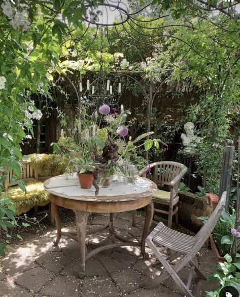 Small English Garden Ideas, Garden Must Haves, Summer Porch Decor, Small Courtyard Gardens, Cottage Garden Design, Future Garden, Summer Porch, Garden Inspo, Have Inspiration