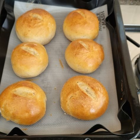 Duitse broodjies - Bread Machine Brötchen/Buns/Rolls Bread Machine Buns, Buns Bread Machine, Rolls Bread Machine, Garlic Buns, Bierocks Recipe, Rolls Bread, Food Beef, Bun Recipe, Bread Machine Recipes