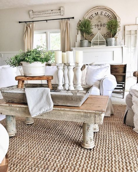 50+ Best Farmhouse Furniture and Decor Ideas and Designs for 2019 Country Cottage Living Room, Cottage Style Living Room, Furnitur Ruang Keluarga, Rustic Farmhouse Living Room, Cottage Vintage, Cottage Living Rooms, Living Room Photos, Diy Outdoor Decor, Small Cottage