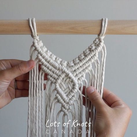 Chantel Conlon | DIY Macrame ✨ on Instagram: “✨Centre Pattern for your Wall Hanging!✨ Looking for a little inspo? I’ve got you covered! 😊 In today’s tutorial I show you one way to…” Diy Macrame Tutorial, Simpul Makrame, Art Macramé, Pola Macrame, Wall Hanging Pattern, Macrame Wall Hanging Tutorial, Half Hitch Knot, Free Macrame Patterns, Macrame Plant Hanger Patterns