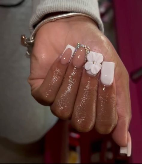 White Graduation Nails Short, Exotic Short Nails, Short Bling Nails, Floral Nails Summer, Shorties Acrylic Nails, Glitter Short Nails, Acrylic Nails Ombre, Short Nails Black, Cute Nails Short