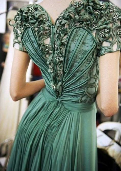 art nouveau style Asoiaf Fashion, Art Nouveau Dress, Gothic Couture, Wedding Gothic, Vines Leaves, Vintage Gowns, Flower Crowns, Dress Inspiration, Moda Vintage