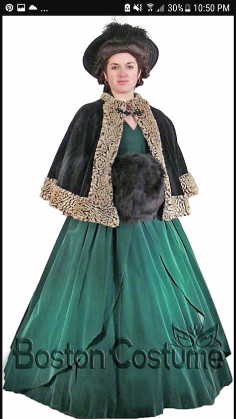 Christmas carolers costume.  Love the for trim. A Christmas Carol Costumes, Dickens Costumes, Victorian Carolers, Christmas Carol Costumes, Christmas Costumes Women, Carol Singers, Charles Dickens Christmas, Historical Christmas, Christmas Caroling