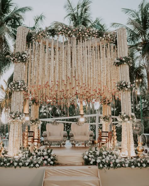 Did someone said Pinterest inspo decor? Because We heard it 💕 Creating magical moments with elegant touches ✨ Our wedding decor brings your dream day to life with timeless beauty and charm 🌟 Bookings Open for 2024-25 💫 Event design & Manage by - @hastmelap_weddings Event production by - @bhaktievents_pravinthakkar Decor by - @amirajevents LED solution by - @daxeshnagar Dancers by - @b2d_entertainment_ @vjsnehal @abhishek_bhavsar4041 . . . . . . #weddingreel #indianwedding #wedding... Jaymala Stage For Wedding, Varmala Ideas, Rooftop Wedding Decor, Shadi Decor, Wedding Installation, Vidhi Mandap, Mandap Design, Diy Floral Decor, Wedding Entrance Decor