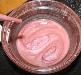 Make Your Own Lipstick, Lipstick Making, Lipstick Diy, Homemade Lipstick, Diy Natural Makeup, Diy Makeup Recipe, Gloss Diy, Soap Queen, Diy Tie Dye Techniques