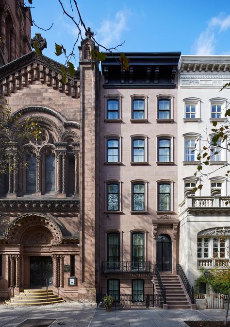 Brownstone Interiors, Brownstone Homes, New York Brownstone, Townhouse Exterior, New York Buildings, Apartment Exterior, New York Architecture, Classic Building, Building Front