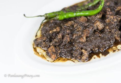 Dinardaraan is the Ilocano version of dinuguan. This dish has lesser sauce to the point of becoming dry compared to regular dinuguan (Tagalog version). Sitaw Recipe, Dinuguan Recipe, Pilipino Recipe, Filipino Soup Recipes, Filipino Vegetable Recipes, Filipino Pork Recipes, Pig Intestines, Pinoy Foods, Pork Adobo