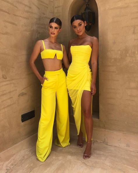 stunning yellow outfit ideas #summeroutfits #summerdresses #dresses #outfitinspiration #yellowdress #longdress #shortdresses Ropa Color Neon, Beyonce Braids, Classical Women, Yellow Dress Casual, Yellow Dress Outfit, Yellow Wedding Dress, Yellow Outfits, Paloma Dress, Beautiful Ball