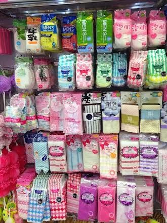 It has grown on me!: Top 10 Products You Should Buy at Daiso Japanese Store Aesthetic, Daiso Japan Products, Daiso Store, Tech Fits, Best Makeup Brush Cleaner, Pink Meme, Daiso Korea, Cool Erasers, Japan Tourism