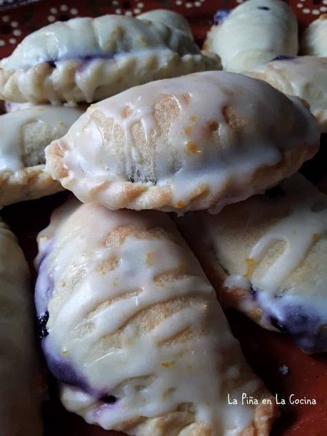 Glazed Blueberry Empanadas - La Piña en la Cocina Blueberry Empanadas, Easy Empanadas Recipe, Chile Colorado, Hand Pie Recipes, Fried Pies, Homemade Pumpkin Puree, Empanadas Recipe, Fruit Filling, Blueberry Recipes