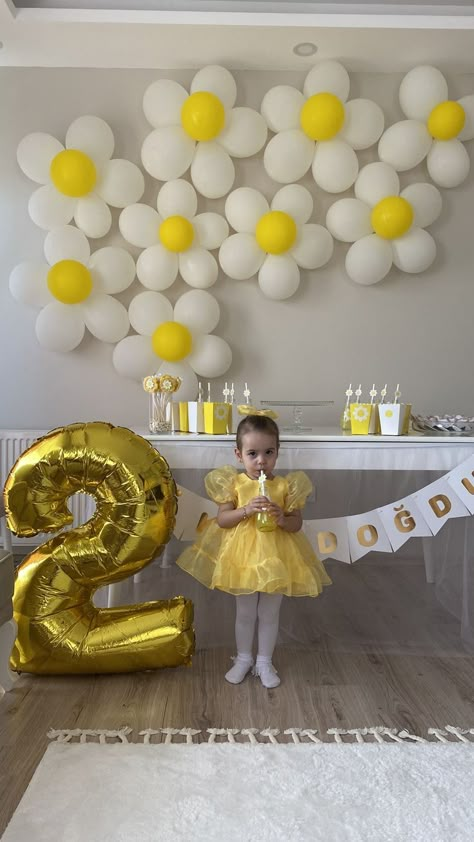 Diy Birthday Decorations For Kids, Cute Birthday Photoshoot Ideas, Cute Birthday Photoshoot, Baby Birthday Photoshoot, Birthday Decorations At Home, Flower Birthday Party, 1st Birthday Girl Decorations, Happy Birthday Decor, 1st Birthday Pictures