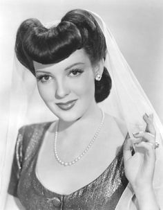 lovely Linda as she appeared in 'Sweet and Low Down' in 1944 1940 Hair, 1940's Hairstyles, 40s Hair, Bumper Bangs, Linda Darnell, Women Images, Vintage Actresses, Long Hair Trends, Classic Actors