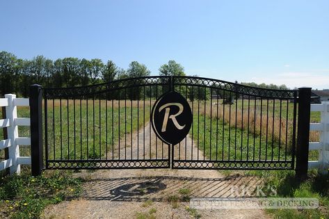 Gate With Last Name Ranch, Farm House Main Gate Designs, Gate With Last Name, Ranch Entrance Ideas, Ranch Entrance, House Front Gate, Wood Gates Driveway, Gates Driveway, Wood Gates