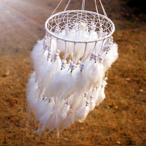 Feather Chandelier style Dreamcatcher - ZenShopWorld Dream Catcher Project, Dream Catcher Room, Native American Myths, Dream Catcher Gifts, Dreamcatcher Diy, Atrapasueños Diy, Hanging Wedding Decorations, Feather Chandelier, Blue Dream Catcher