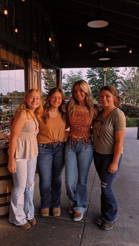 Country Girl Style Outfits, Best Friend Aesthetic, Country Friends, Cute Western Outfits, Friend Aesthetic, Country Fits, Friend Groups, Western Stuff, Shopping Wishlist