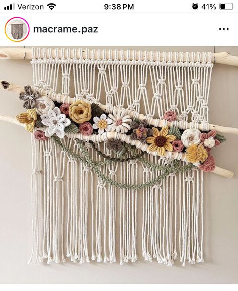 Flower Macrame Wall Hanging, Mexican Macrame, Macrame Projects Ideas, Flower Macrame, Macrame Flowers, Simpul Makrame, Pola Macrame, Crochet Store, Weaving Loom Diy